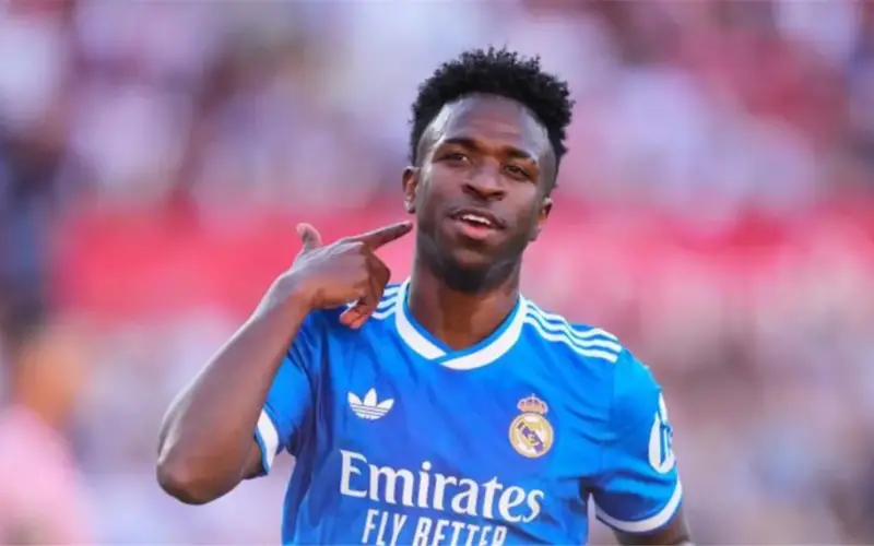 رغم رصد الكاميرات.. تقرير الحكم يحمي إشبيلية من الغرامة بسبب فينيسيوس